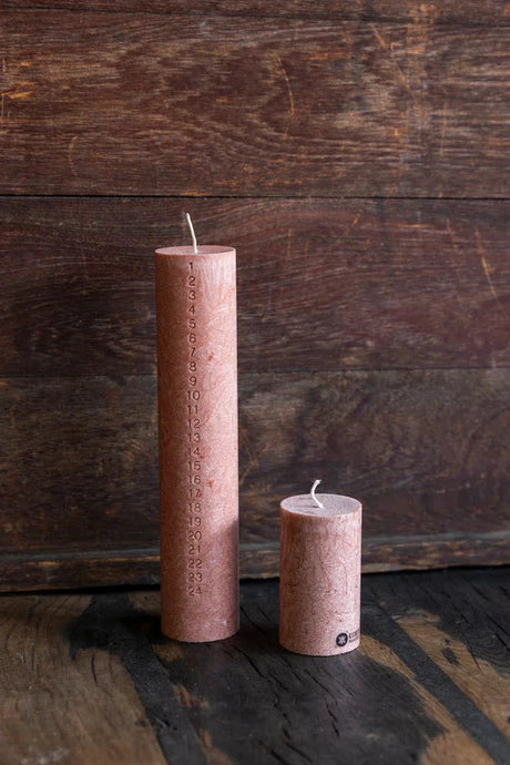 Kalenderlys fra Kunstindustrien - Chestnut hvide tal