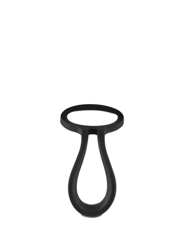 Sort flaskestropp i silikon med dråpeformet løkke og rund åpning på toppen. Designet for å festes rundt halsen på en flaske og bæres i hånd, på sekk eller belte. Kompatibel med alle 24Bottles-flasker.