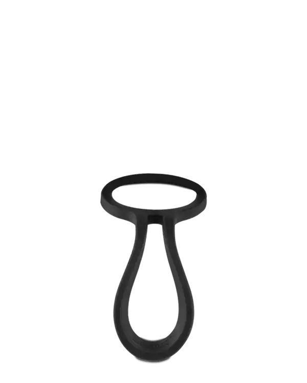 Sort flaskestropp i silikon med dråpeformet løkke og rund åpning på toppen. Designet for å festes rundt halsen på en flaske og bæres i hånd, på sekk eller belte. Kompatibel med alle 24Bottles-flasker.