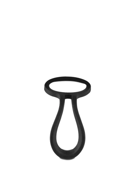 Sort flaskestropp i silikon med dråpeformet løkke og rund åpning på toppen. Designet for å festes rundt halsen på en flaske og bæres i hånd, på sekk eller belte. Kompatibel med alle 24Bottles-flasker.