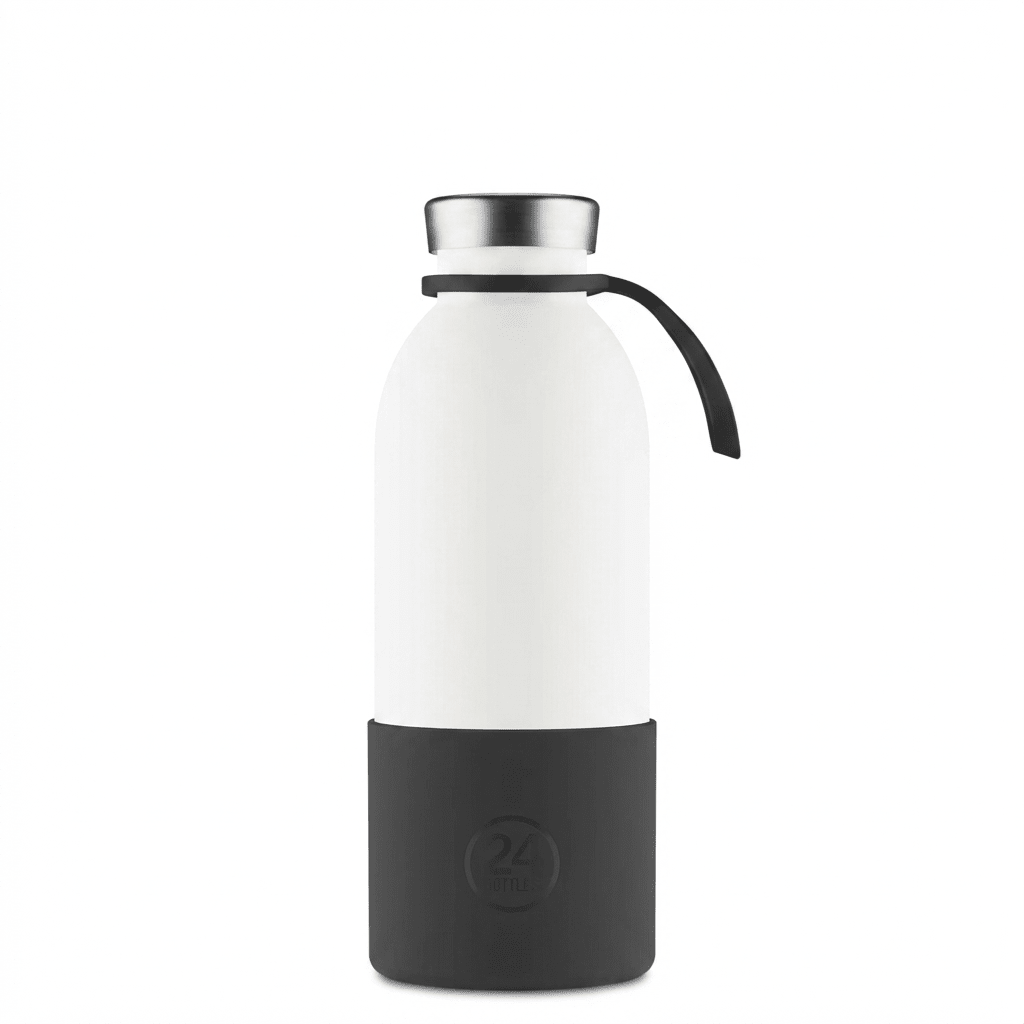 24Bottles bunnbeskyttelse Small i sort silikon, montert på en hvit Urban Bottle med bærehank