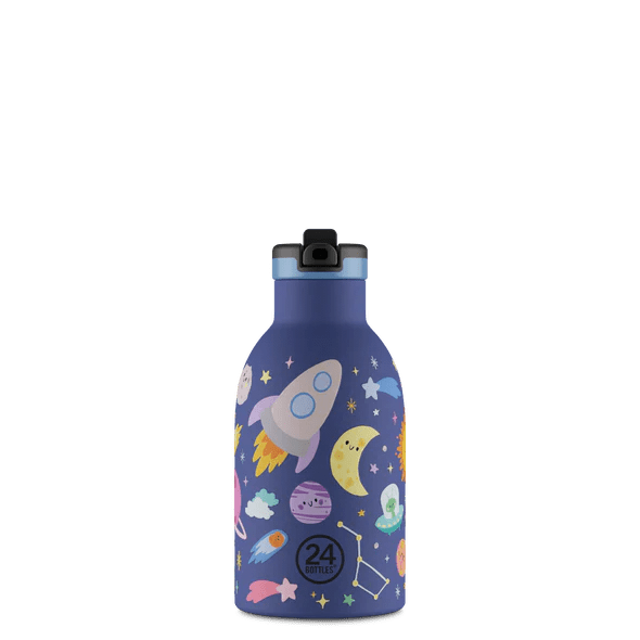 24Bottles Clima Drikkeflaske Barn 330 ml Space Friends i rustfritt stål, sett fra siden med sugerørslokk