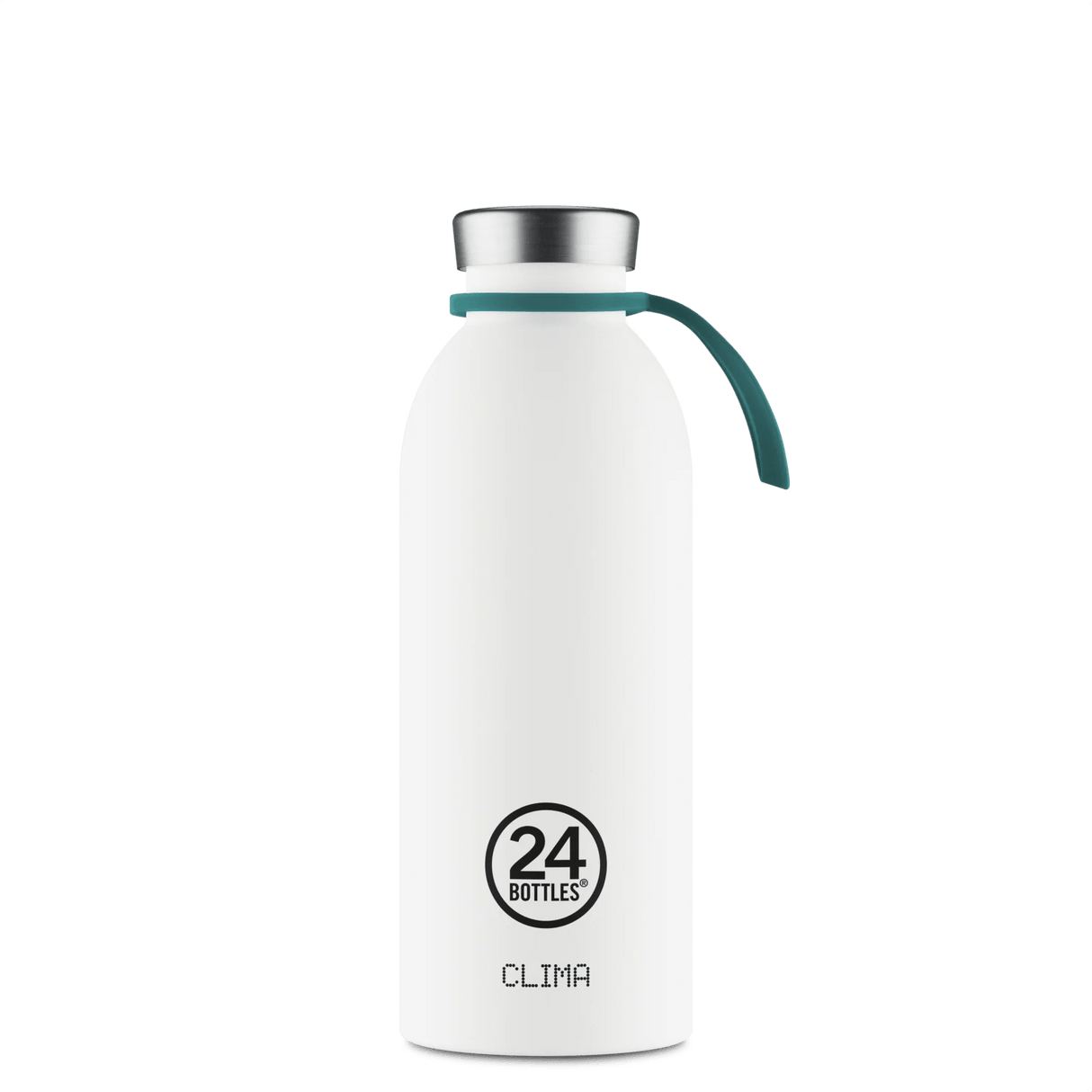 24Bottles flaskehank, grønn i silikon, med bærestropp rundt halsen på en hvit flaske