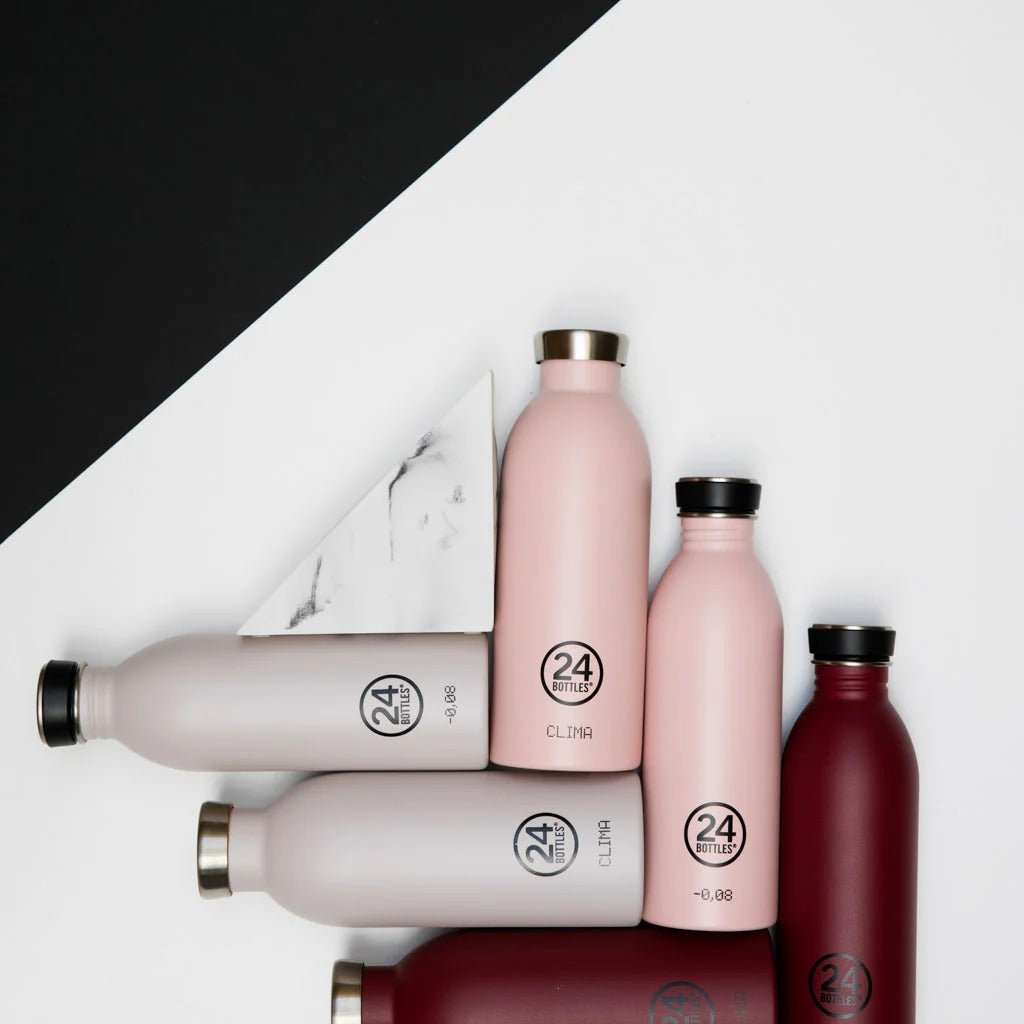 24Bottles Urban Drikkeflaske 1000 ml Dusty Pink i rustfritt stål, liggende og stående på hvit bakgrunn