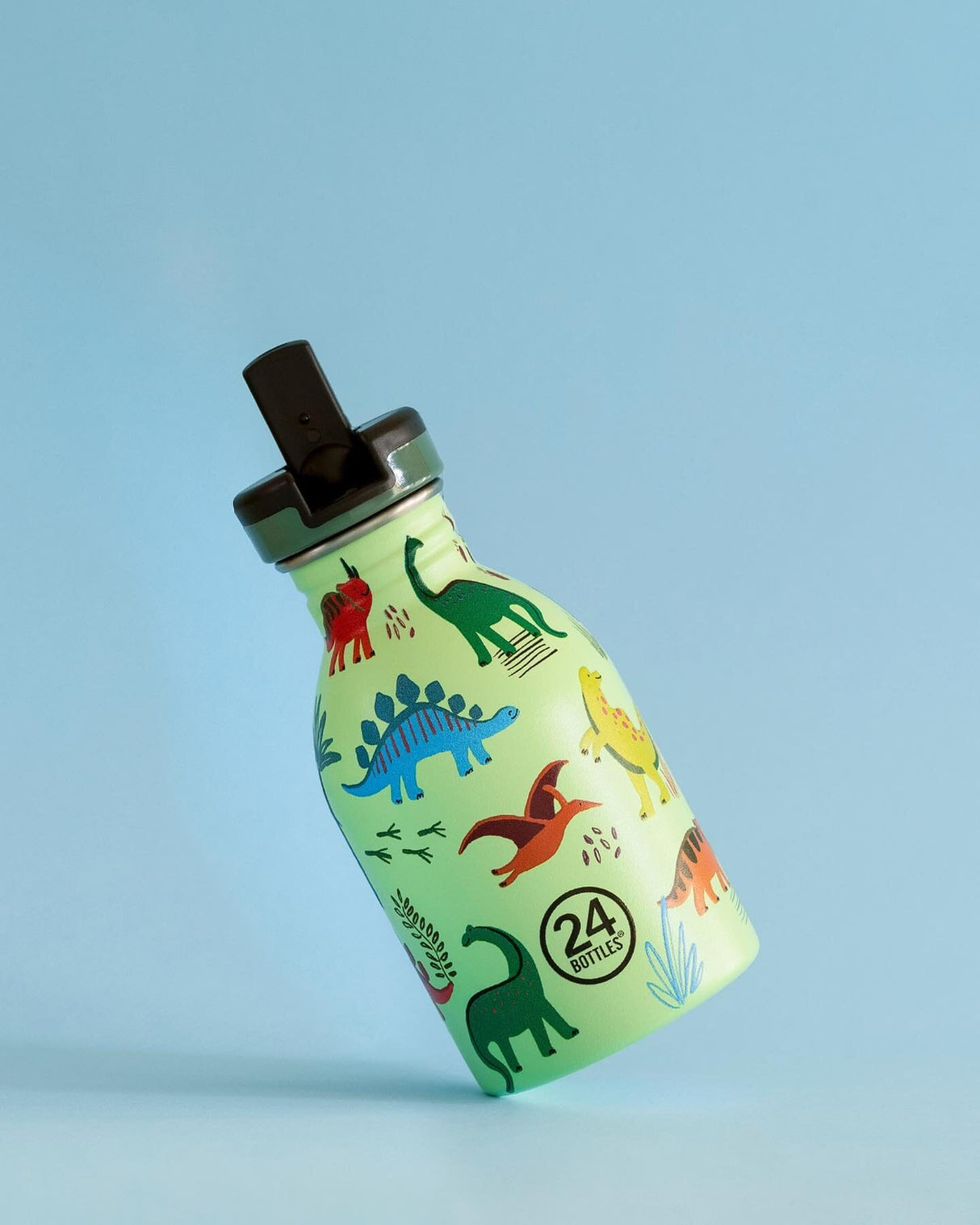 24Bottles Urban drikkeflaske barn 250 ml med dinosaurmønster i lysegrønn farge mot blå bakgrunn