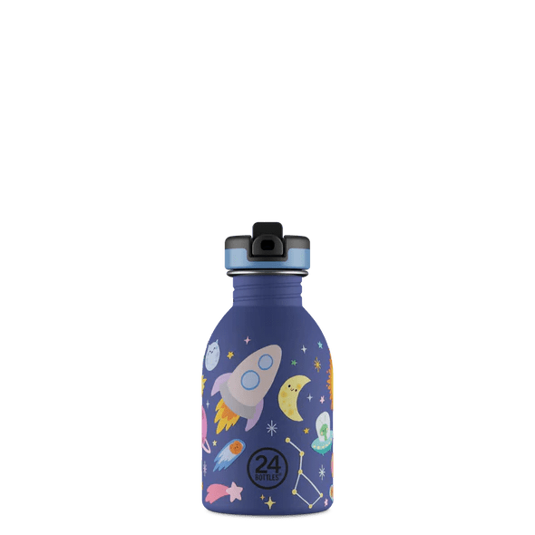 24Bottles Urban Drikkeflaske Barn 250 ml Space Friends i rustfritt stål, sett fra siden med lokket lukket