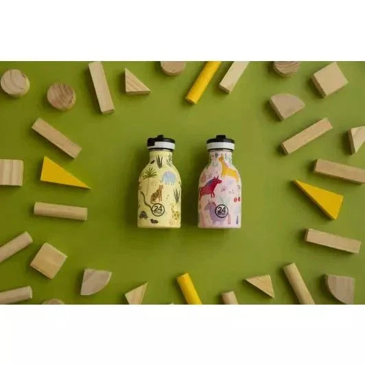 24Bottles Urban Drikkeflaske Barn 250 ml med Jungle Friends-motiv på grønn bakgrunn med treklosser.