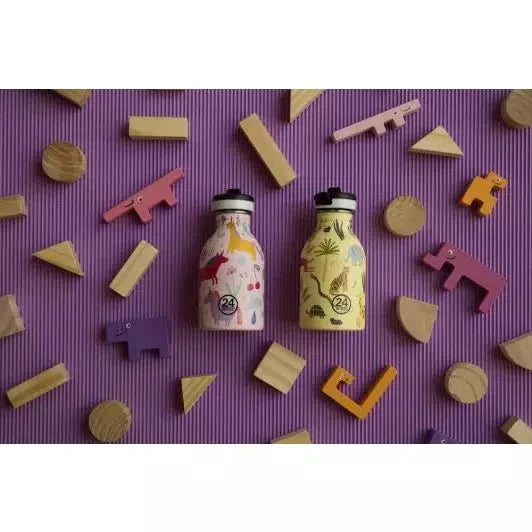 24Bottles Urban Drikkeflaske Barn 250 ml Jungle Friends i fargerik design blant treleker på lilla underlag