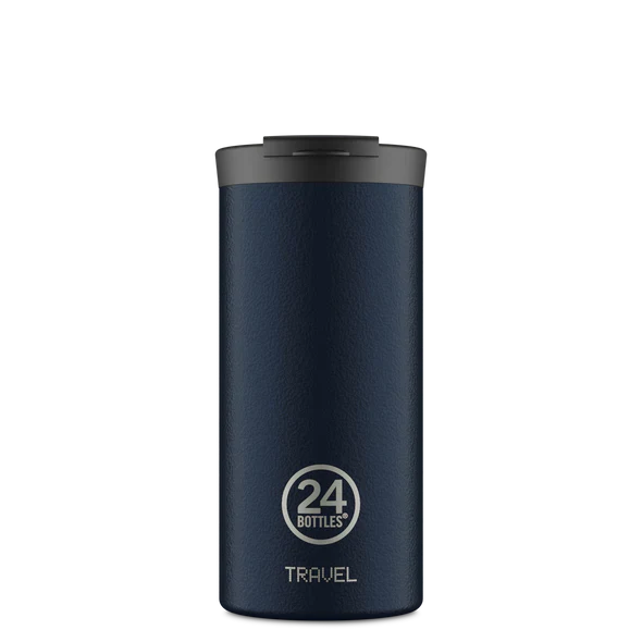 Blå tumbler termokopp i rustfritt stål med svart lokk og teksten '24Bottles TRAVEL' på forsiden. Koppens er sylinderformet og minimalistisk. Passer til hverdags og tur.