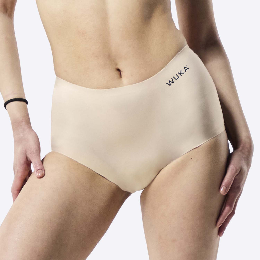 WUKA Stretch™ Boxer Short - Heavy Flow - Light Nude vist på kvinne, for komfortable og sikker mens.