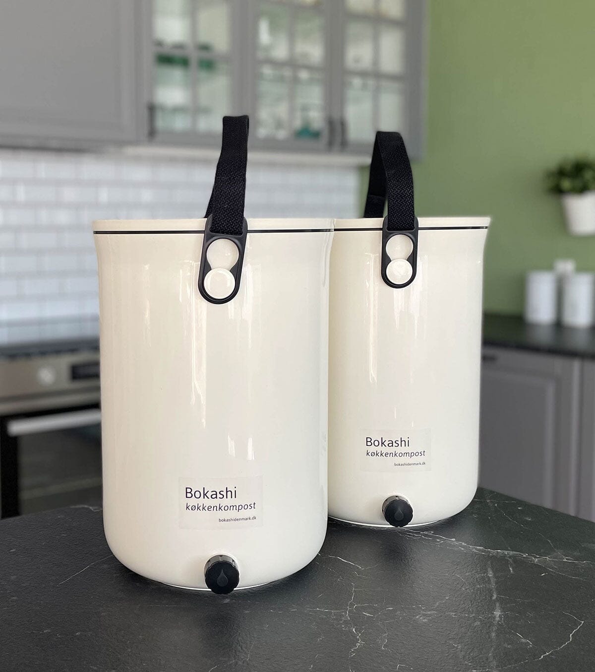 2 stk Bokashi Kompostbøtter 2.0 Startsett – Hvit - med 1 kg Bokashistrø. Elegant og enkel kjøkkenkompostering.