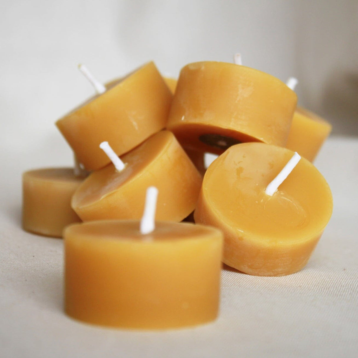 Håndlagde telys uten kopp laget av 100 % ren bivoks fra birøktere uten bruk av antibiotika eller pesticider. Gule lys med synlige veker, selges enkeltvis.