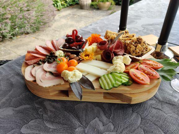 Suztain Osteplate i Økologisk Bambus – Inkl. Kniver og Gaffel - Suztain.no