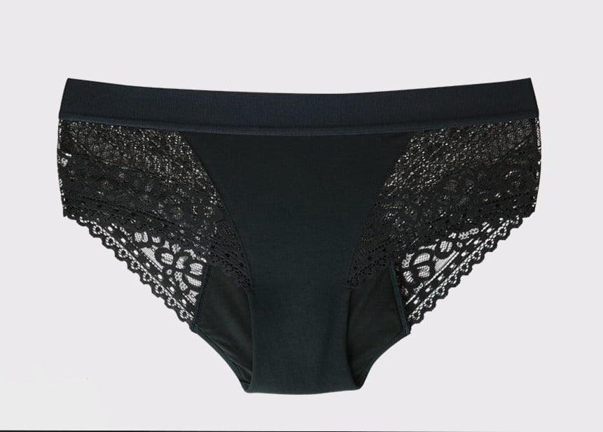 WUKA Ultimate™ Lace Hipster Brief i svart, med dekorative blonder for medium menstruasjonsflyt. En feminin, gjenbrukbar menstruse som gir komfortabel og trygg beskyttelse i hverdagen