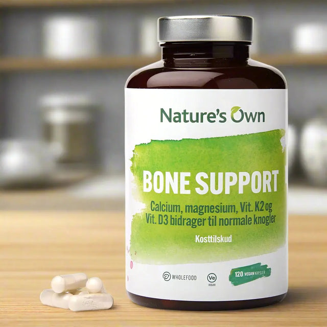 Nature’s Own Bone Support (120 kapsler) i brun glassflaske, et vegansk kosttilskudd med kalsium, magnesium, D3 og K2 – støtter normal benbygning, tannhelse og muskelfunksjon. Suztain.no  Suztain.no