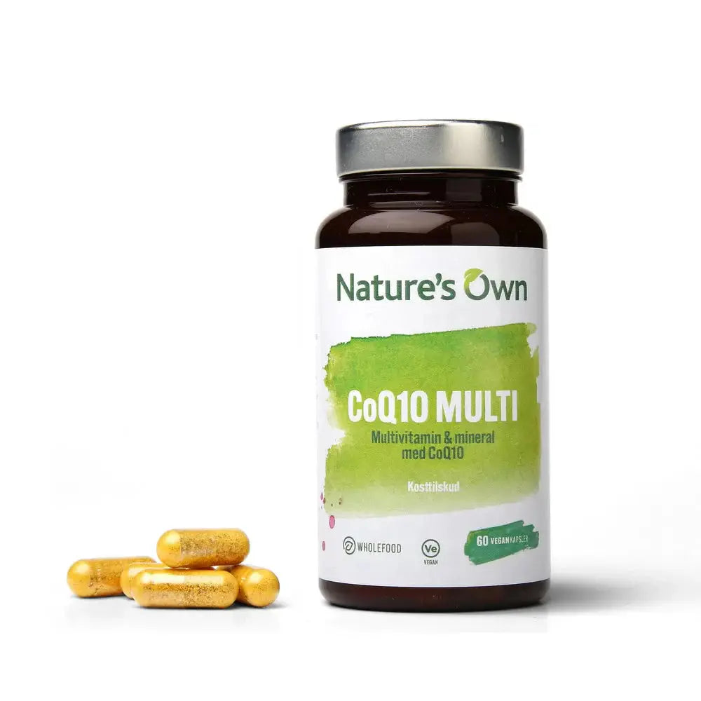 Nature’s Own CoQ10 Multi (60 kapsler) i brun glassflaske med fire løse kapsler, et vegansk multivitamin- og mineraltilskudd med koenzym Q10, betaglukan og planteekstrakter for bred næringsstøtte og optimal helse