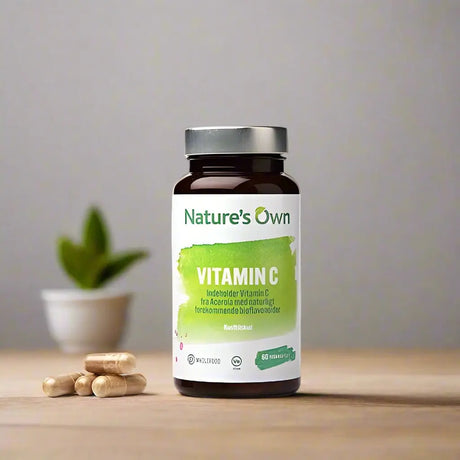 Nature’s Own Vitamin C (60 kapsler) i brun glassflaske, basert på skånsomt tørket acerola-kirsebær for naturlig, vegansk C-vitamin og bærekraftig næringsstøtte.