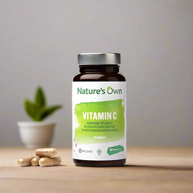 Nature’s Own Vitamin C (60 kapsler) i brun glassflaske, basert på skånsomt tørket acerola-kirsebær for naturlig, vegansk C-vitamin og bærekraftig næringsstøtte. Suztain.no
