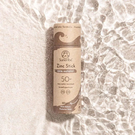 Suntribe Organic Mineral Zinc Sun Stick SPF 50 – Mud Tint: 100 % naturlig, økologisk vannfast solstift med bredspektret UVA/UVB-beskyttelse og miljøvennlig, reef-safe formula.