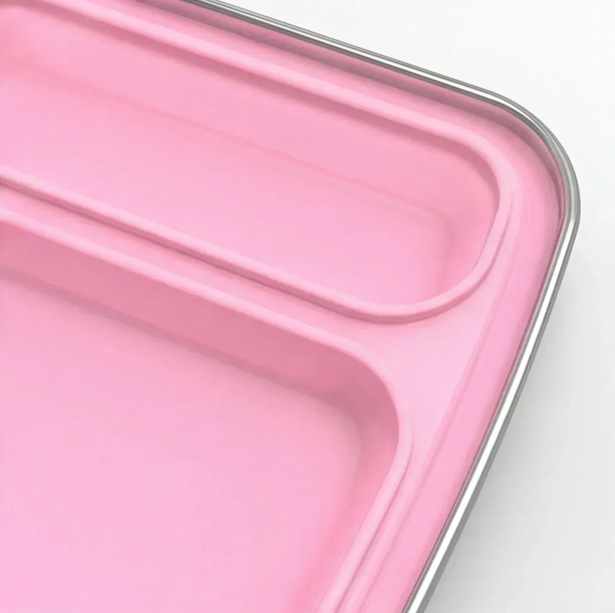 Nærbilde av Suztain matboks i stål med fire rom i rosa farge, viser detaljer i lokkets design.