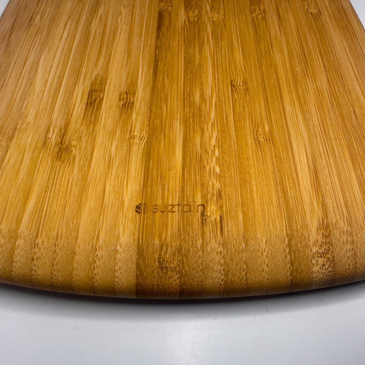 Suztain skjærebrett i profil – viser tykkelse og avrundede hjørner.