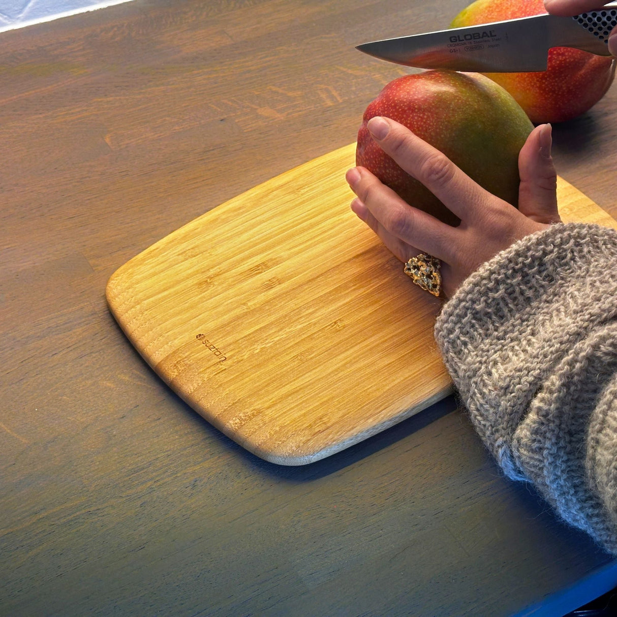 Suztain skjærebrett brukes i kjøkkenmiljø – demonstrasjon av funksjonalitet.