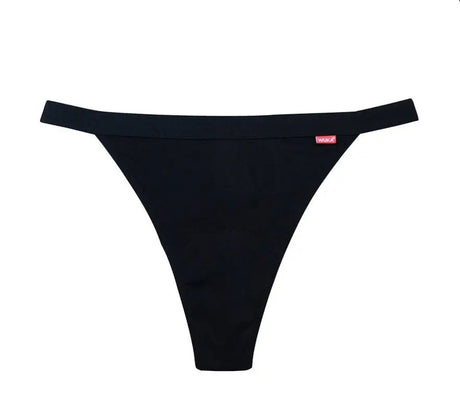 WUKA Basics™ Thong – Light Flow i svart med rødt lite Wuka merke, gjenbrukbar menstruse med lett absorbering for spotting og lette dager. Karbonnøytral og vegansk sertifisert