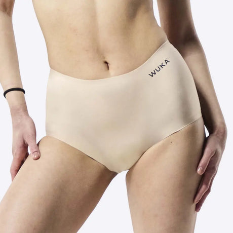 WUKA Stretch™ Boxer Short - Heavy Flow - Light Nude vist på kvinne, for komfortable og sikker mens.