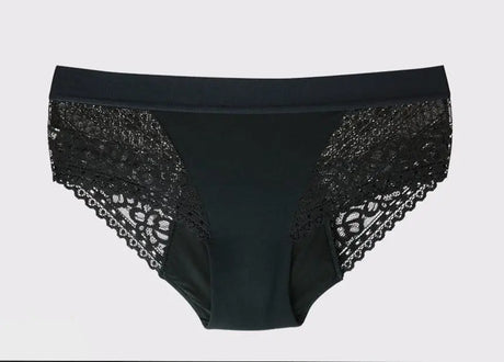 WUKA Ultimate™ Lace Hipster Brief i svart, med dekorative blonder for medium menstruasjonsflyt. En feminin, gjenbrukbar menstruse som gir komfortabel og trygg beskyttelse i hverdagen