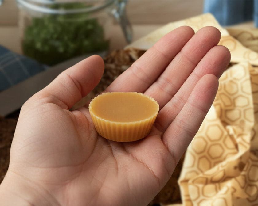 Wrappy Refresh Bar gir nytt liv til brukt Wrappy-bivokspapir – eller lar deg lage ditt eget. Laget av 100 % naturlig bivoks, iberisk harpiks og økologisk jojobaolje. Ca. 45–50 g per bar.