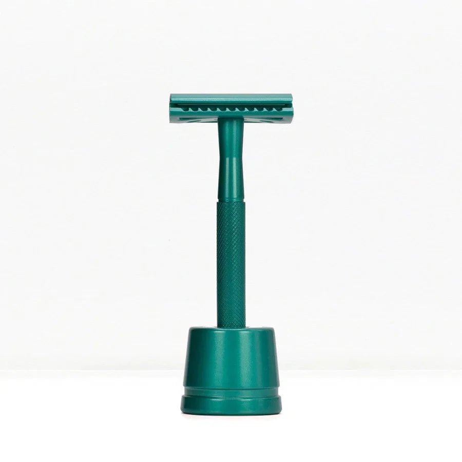 Bambaw barberhøvel med holder Sea Green i rustfritt stål og messing, sett forfra på hvit bakgrunn