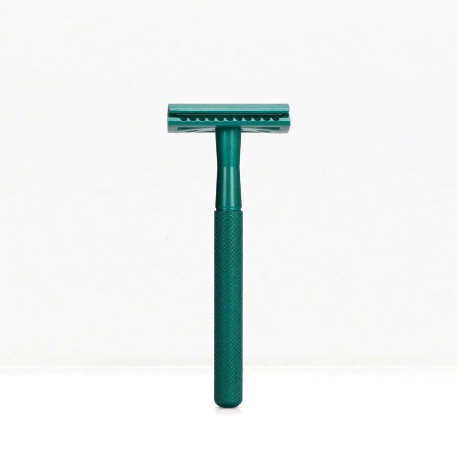 Bambaw barberhøvel Sea Green i rustfritt stål og messing, sett rett forfra på hvit bakgrunn