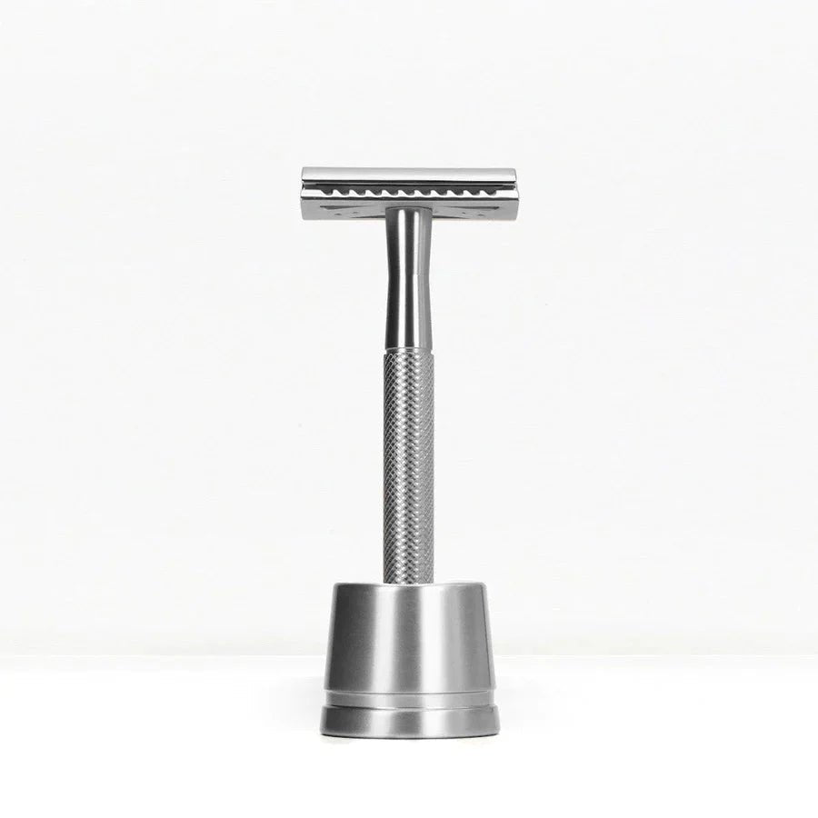 Bambaw barberhøvel med holder Silver i metall, sett forfra med hvit bakgrunn