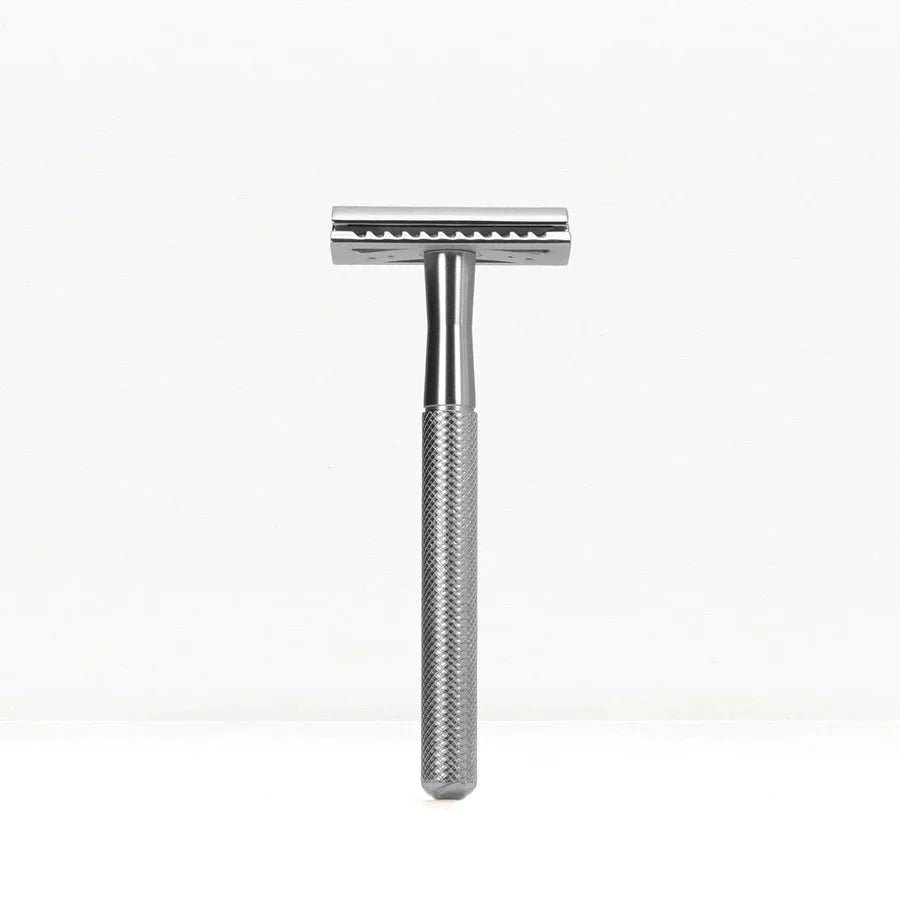 Bambaw Safety Razor barberhøvel Silver i rustfritt stål, sett forfra med fokus på håndtakets tekstur