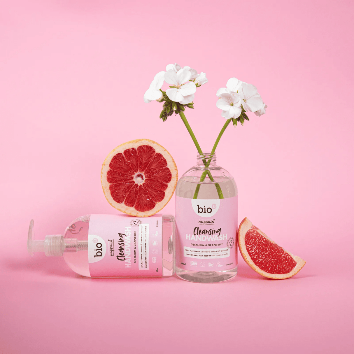 Bio-D Antibakteriell Håndsåpe 500ml Geranium & Grapefrukt i gjennomsiktige flasker med grapefrukt og blomster