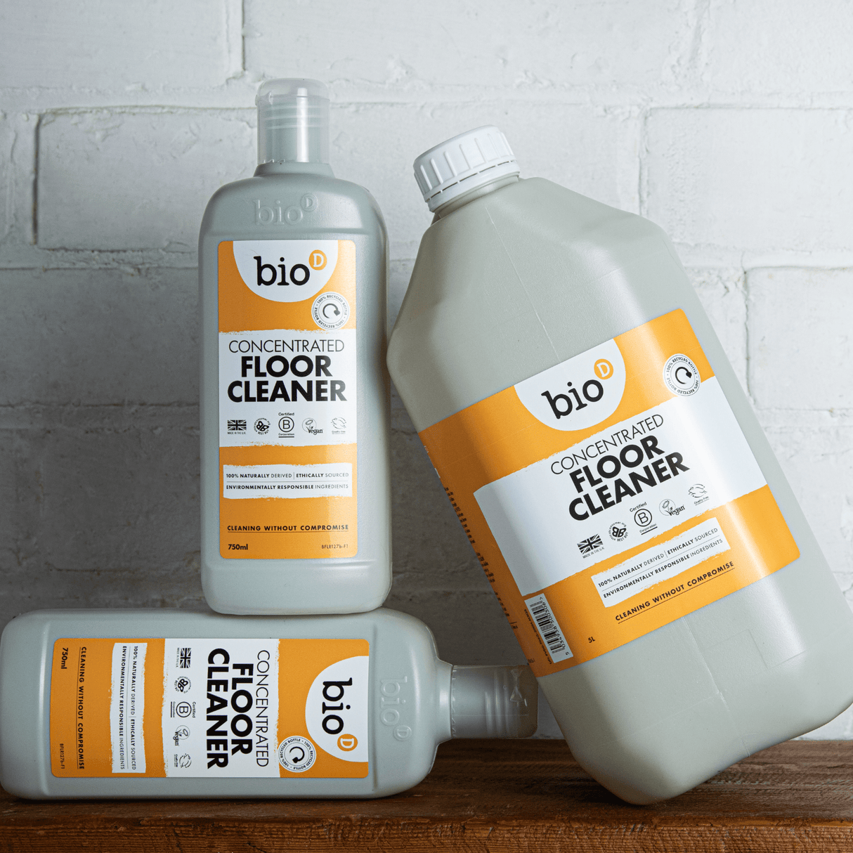 Bio-D Konsentrert Gulvrens 750 ml og 5 liter i grå plastflasker, med en liggende flaske i forgrunnen