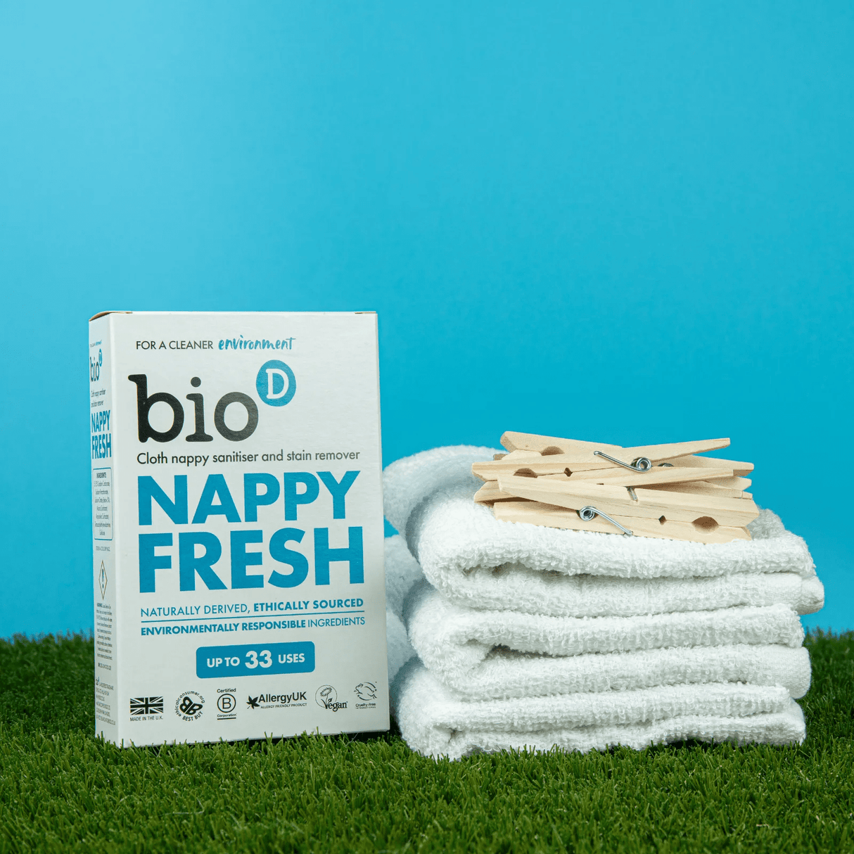 Bio-D Nappy Fresh 500g desinfeksjon for klesvask med hvite håndklær og klesklyper på gressplen
