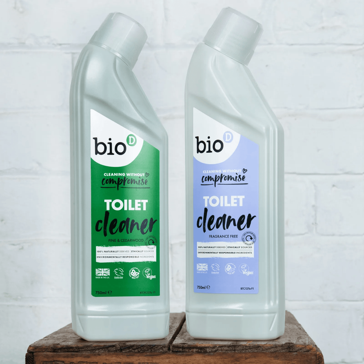 Bio-D Toalettrens 750ml med furu og sedertre i grønn flaske på rustikk treflate