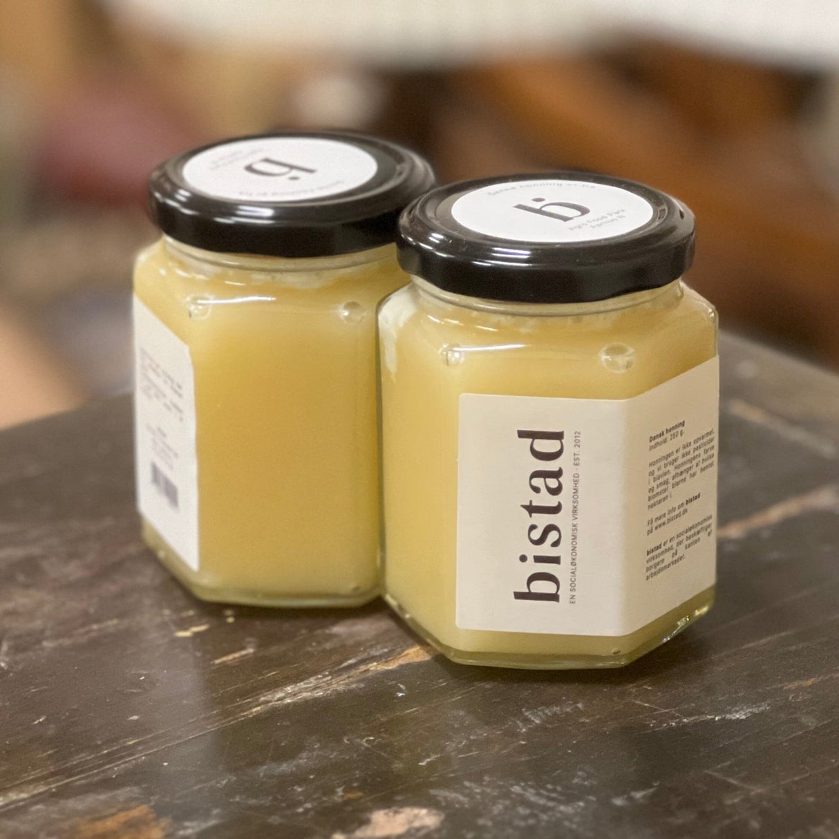 Bistad Dansk Honning 250g i glasskrukker med svarte lokk, to varianter side ved side