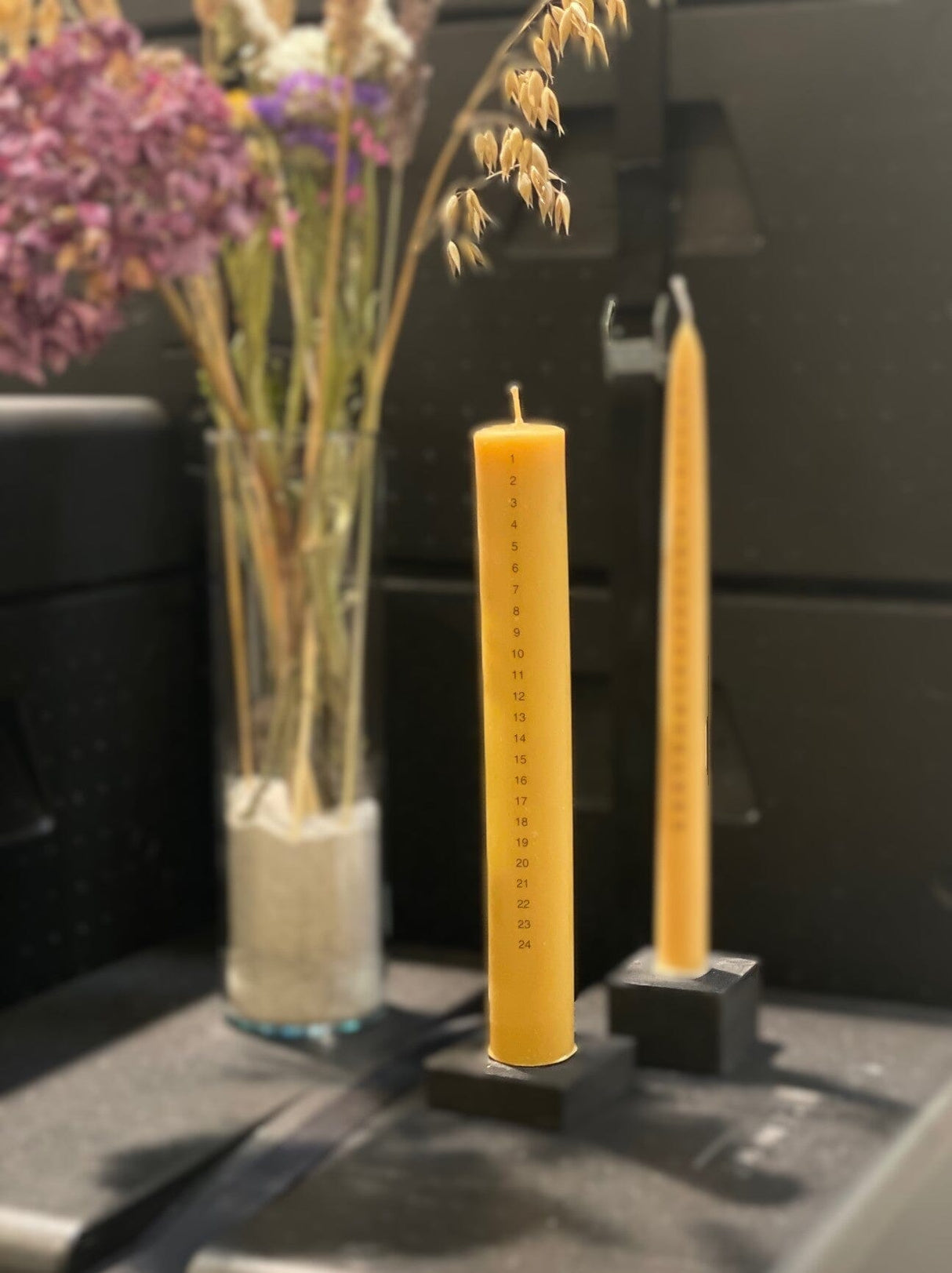 Bistad Kalenderlys, kubbelys 28 cm, gul i voks, med en tynnere variant i bakgrunnen