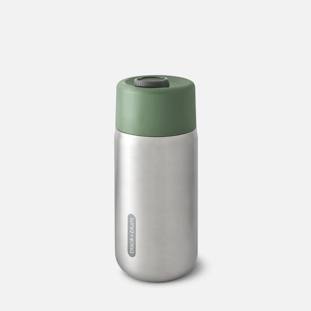 Black+Blum termokopp Olive i rustfritt stål med grønt lokk, vakuumisolert og 100 prosent tett, med låsbart lokk og én-hånds åpning, egnet for kaffe og kald drikke på farten uten søl.