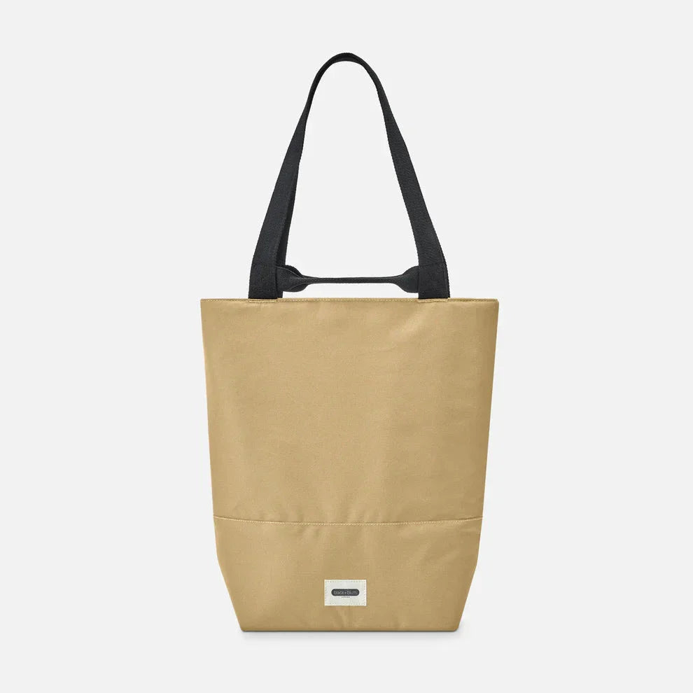 Beige Black+Blum Tote Bag Clay med 16 liter kapasitet og isolert innside. Perfekt for å holde mat og drikke kjølig/varmt, praktisk for hverdagsbruk, lunsj og utflukter.