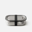 Black+Blum rustfri matboks (1 L) med gaffel og justerbar inndeling, sikret med en elastisk stropp. Helt tett og praktisk design for trygg matoppbevaring hjemme, på jobb eller på tur.