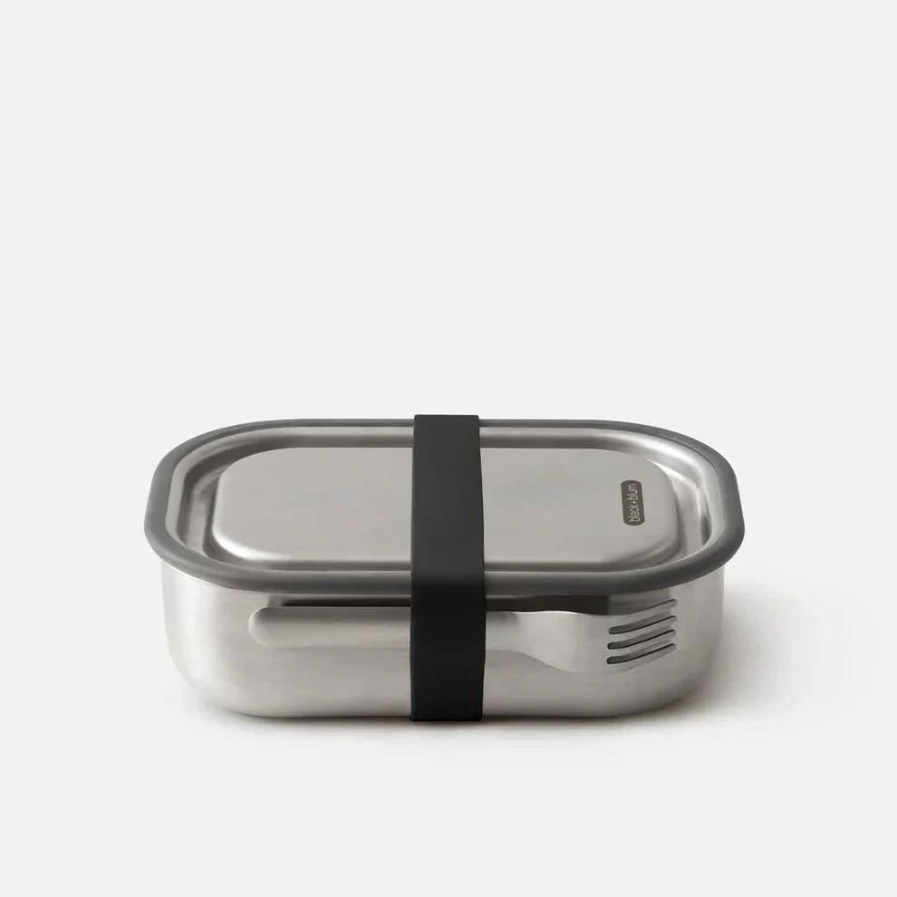 Black+Blum rustfri matboks (1 L) med gaffel og justerbar inndeling, sikret med en elastisk stropp. Helt tett og praktisk design for trygg matoppbevaring hjemme, på jobb eller på tur.