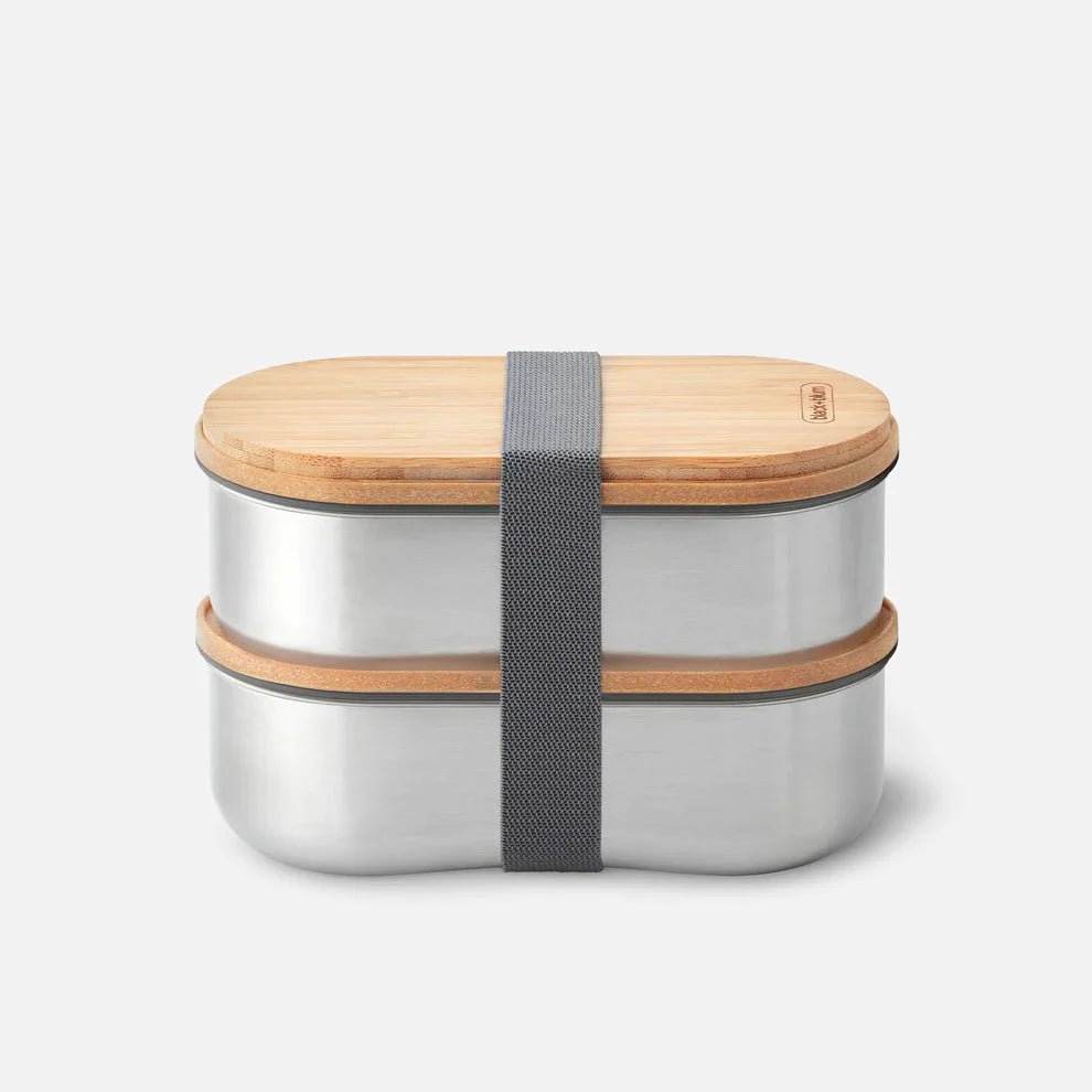 black+blum Bento-boks 1L med bambuslokk i rustfritt stål, sett forfra med grå stropp
