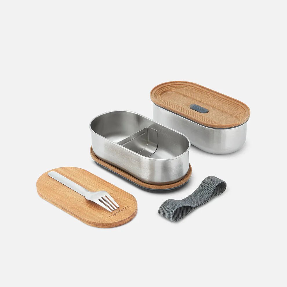 black+blum Bento-boks 1L i rustfritt stål, med bambuslokk og gaffel, sett fra skrått ovenfra
