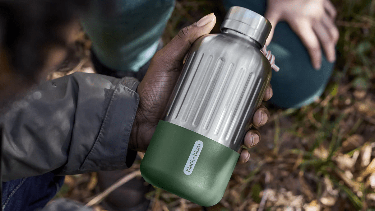black+blum Explorer termos i rustfritt stål 650 ml i olivengrønn på tur i naturen