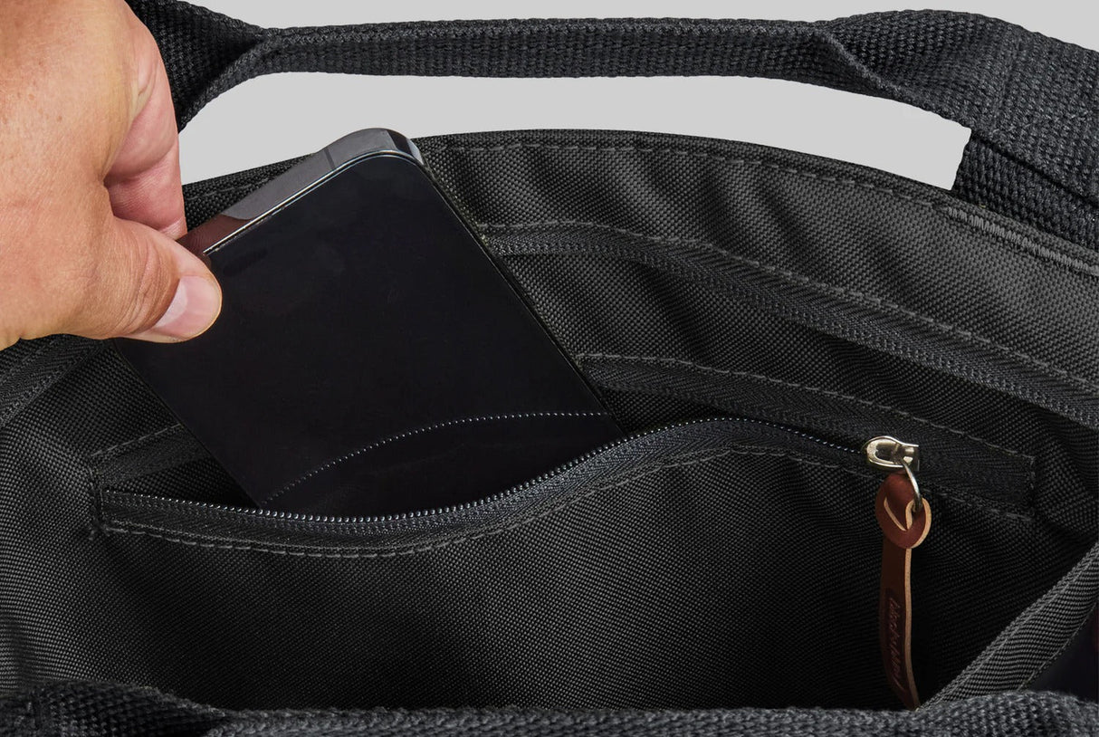 Black+Blum isolert handlenett Slate i polyester, nærbilde av innvendig lomme med en telefon som legges i