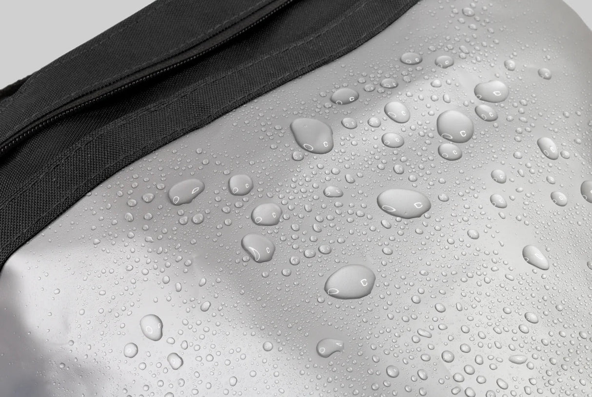 Black+Blum isolert handlenett Slate i polyester, nærbilde av overflaten med vanndråper