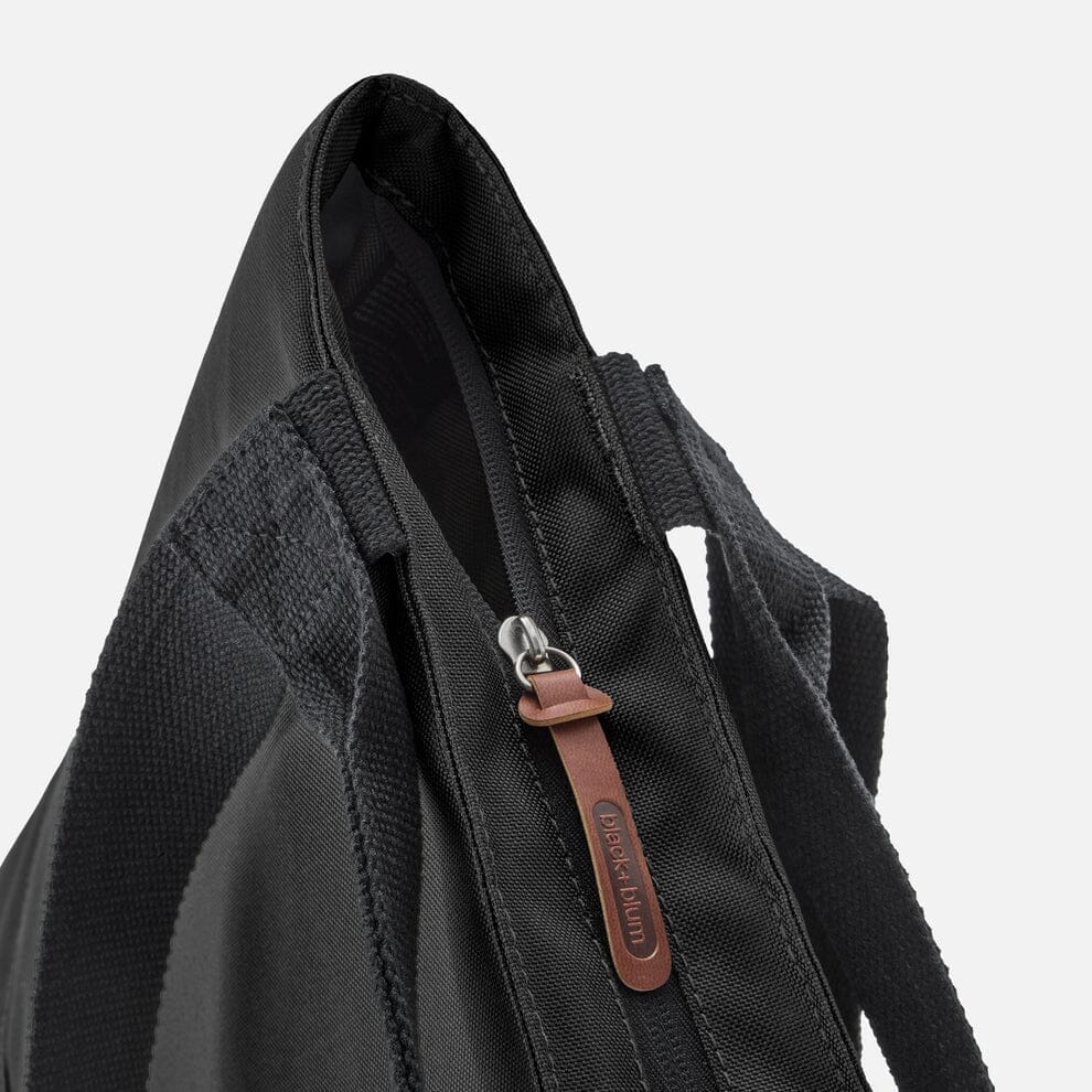 Black+Blum isolert handlenett Slate i polyester, nærbilde av glidelåsen med brunt merkelapp